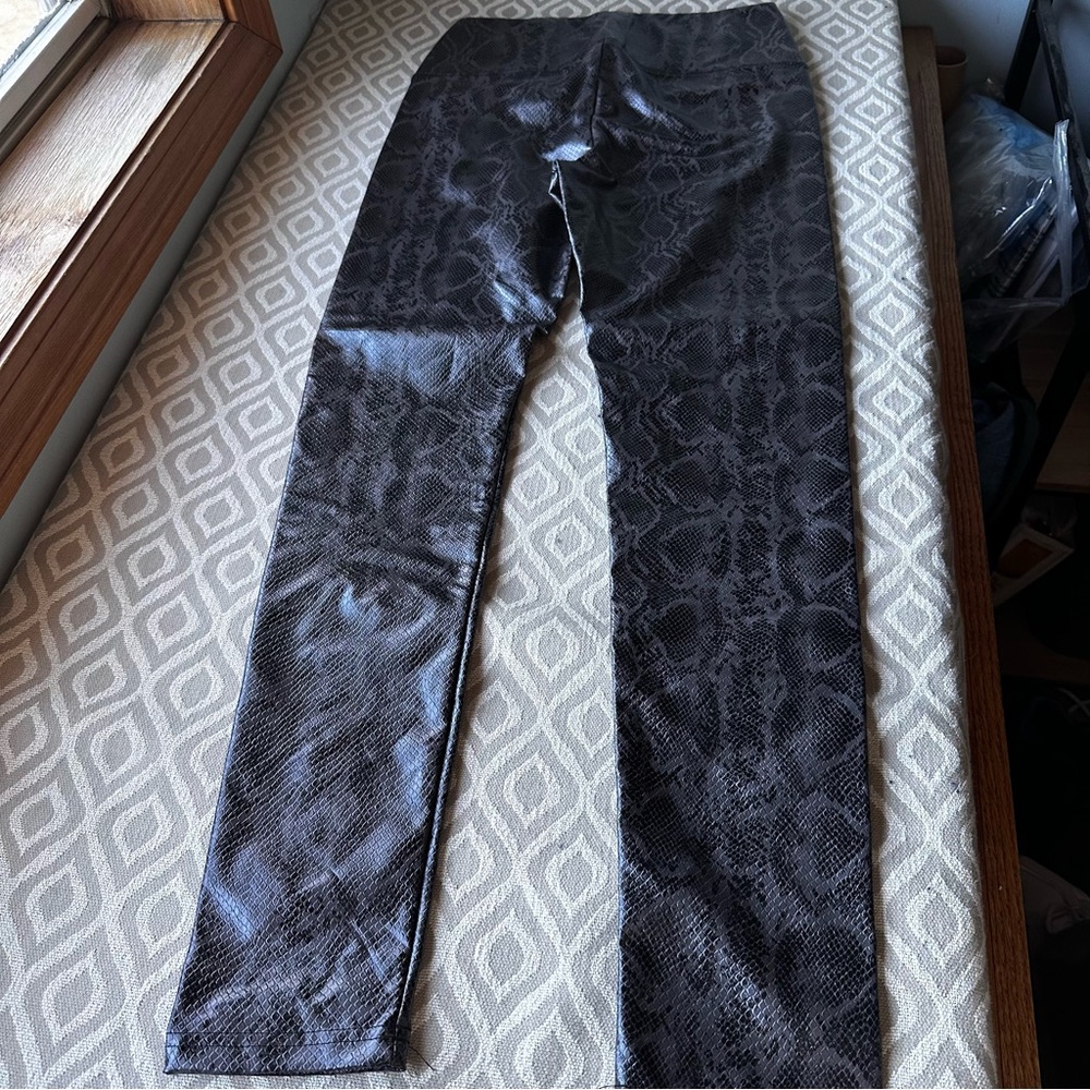 7 For All Mankind Women's Snakeskin Leggings sz S Night Out Rocker - Picture 11 of 11